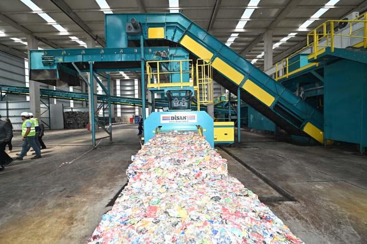 <p>TBMM Çevre Komisyonu Başkanvekili ve Bursa Milletvekili Müfit Aydın, 20 sene içerisinde Bursa’nın hava ve su kirliliğini bitirme noktasına önemli mesafe aldığını belirtti. Katı atık konusunda da Türkiye’ye örnek adımların atıldığını ifade eden Aydın, “Kısa zaman içerisinde Batı Atık Entegre Tesisi de bitirilerek hizmete girecektir. Ham maddelerin her biri değerdir. Bu tesislerde İnegöl’e yetecek kadar bir enerji üretilecek. Bursa her şeyin iyisine layıktır. Çevrenin korunması geleceğe olan borcumuzdur. Tesisin şehrimize hayırlı olmasını diliyorum” diye konuştu.</p>
<p> </p>