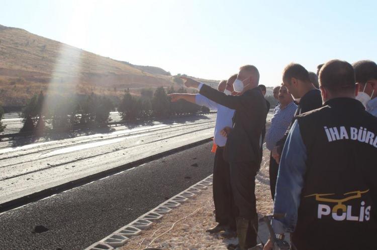 <p>Gaziantep Organize Sanayi Bölgesi’nin (OSB) atık çamur havuzundaki sızıntı nedeniyle kapanan Tarsus-Adana-Gaziantep (TAG) Otoyolu’ndaki çalışmalar sürüyor. Facianın yaşandığı bölgeye gelen Gaziantep Valisi Davut Gül, yaklaşık 10 saattir devam eden atık tahliye çalışmaları hakkında bilgi aldı. </p>