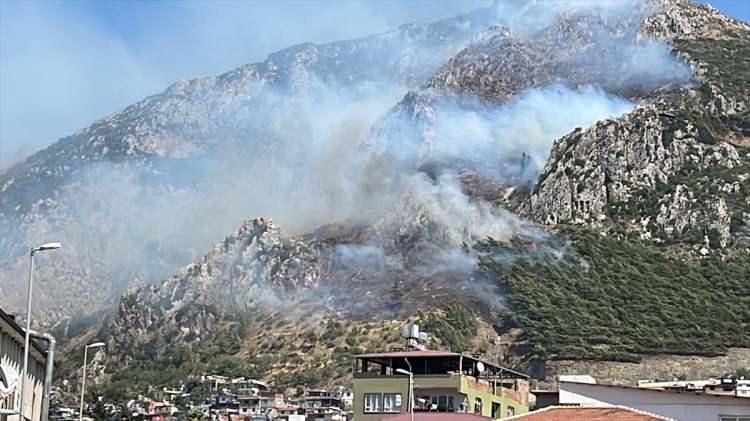 <p>Hatay'ın Antakya ilçesinde, makilik alanda çıkan yangın, havadan ve karadan müdahaleyle kontrol altına alınmaya çalışılıyor.</p>