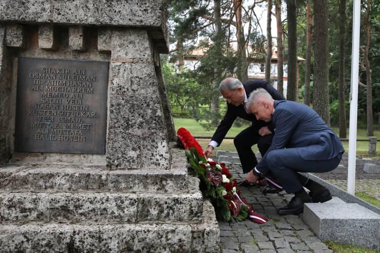 <p>Milli Savunma Bakanı Akar'ın ziyareti, Cesis Türk Şehitliği'ne 17 sene sonra Milli Savunma Bakanı düzeyinde yapılan ilk ziyaret olma özelliği taşıyor.</p>