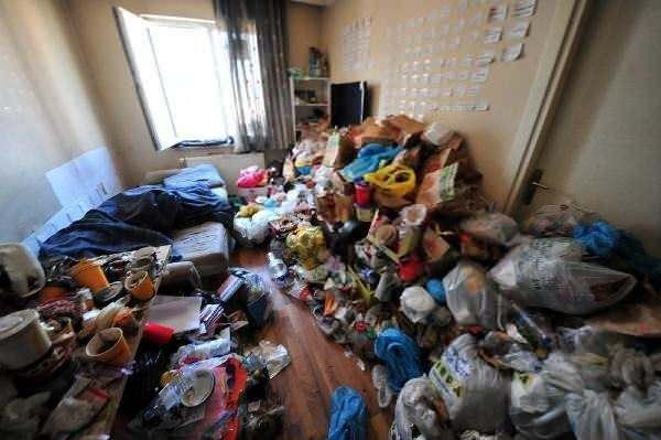 <p>Edinilen bilgiye göre, bir apartmanda dairesi olan Aydın S., evini 1 Temmuz 2020'de Kamuran Pınar A.’ya (44) kiraya verdi. Kamuran Pınar A., ev sahibine oturduğu süre boyunca hiç kira ödemedi. Ev sahibinin kendisine kira ödemeyen Kamuran Pınar A.'yı mahkemeye vermesi üzerine Bursa 4’üncü İcra Hukuk Mahkemesi’nde görülen davalara kiracı Kamuran Pınar A. katılmadı. Mahkeme, Mart ayında kira borcunu ödemesi için Kamuran Pınar A.’ya tebligat gönderdi.</p>
