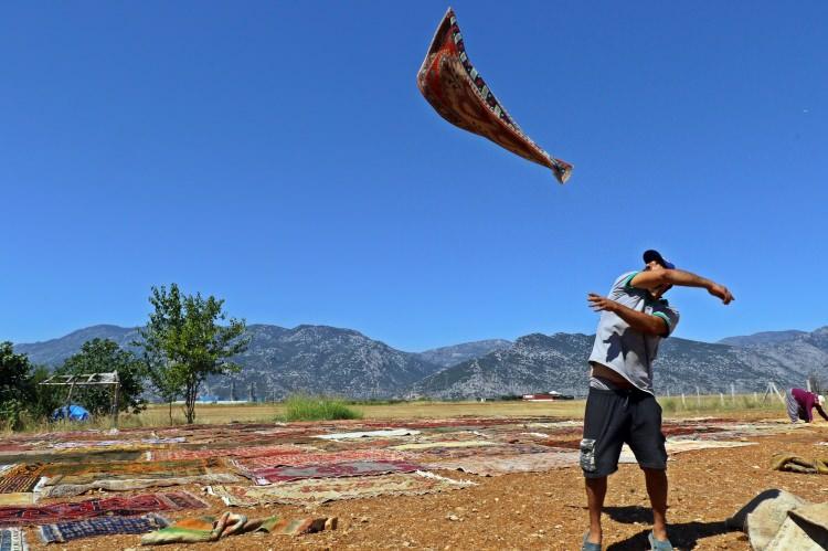 <p>Türkiye’nin dört bir yanından toplanarak Antalya’nın Döşemealtı ilçesine getirilen binlerce el dokuması halı ve kilim, yüzlerce dönümlük tarım ve boş arazilere seriliyor.</p>