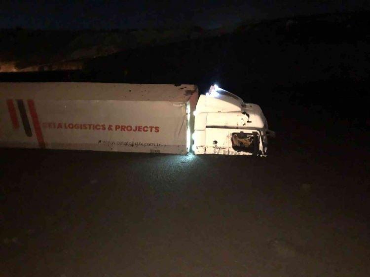 <p>Bölgeye atık su tesisindeki arızanın giderilmesi ve yolun temizlenmesi için ekip sevk edildi.</p>
<p> </p>