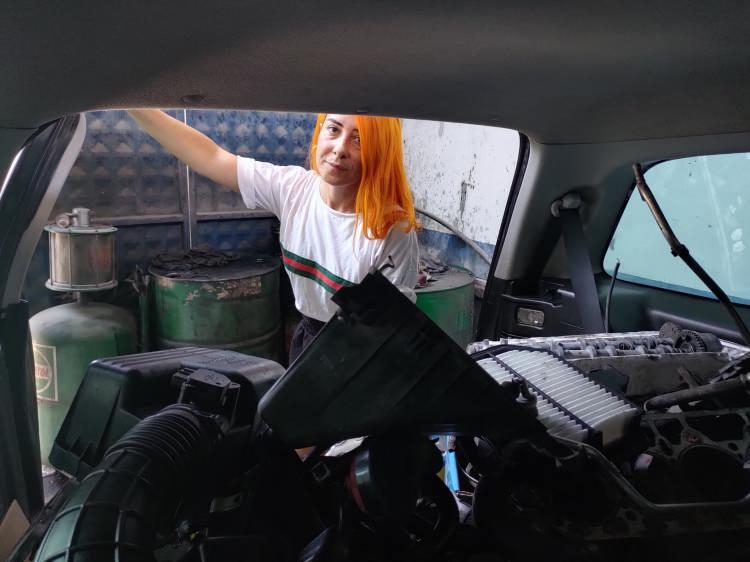 <p>Büyük umutlarla aldığı otomobilin 5'inci günde motor arızası vermesi ve 40 bin TL'ye yakın masraf çıkarılmasıyla büyük üzüntü yaşayan Benzer, aracı aldığı galeriden bir destek göremeyince konuyu yargıya taşımaya hazırlanıyor.</p>
