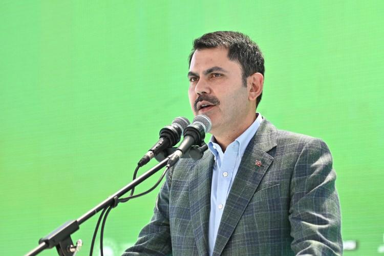 <p>Doğu bölgesinde hâlihazırda düzenli depolama sahası olarak 2012 yılından beri hizmet veren alanın, yaklaşık 25 milyon dolarlık bir yatırımla entegre katı atık bertaraf tesisine dönüştürüldüğünü ifade eden Başkan Aktaş, “Tesis tamamlandığında toplamda 40 milyon dolarlık bir yatırım yapılmış olacak. Mevcut durumda tesis Bursa’nın doğu bölgesinde bulunan 583 bin 586 kişilik nüfusa sahip 5 ilçeye hitap etmektedir. Bursa’nın toplam belediye atığının yüzde 12’si bu tesiste değerlendirilmektedir. Sene sonunda tesis tam kapasiteye ulaştığında ise 1 milyon 408 bin 660 kişilik nüfusa sahip 8 ilçeye hitap edecek tesiste, Bursa’nın toplam atığının yüzde 40’ı değerlendirecek” diye konuştu.</p>