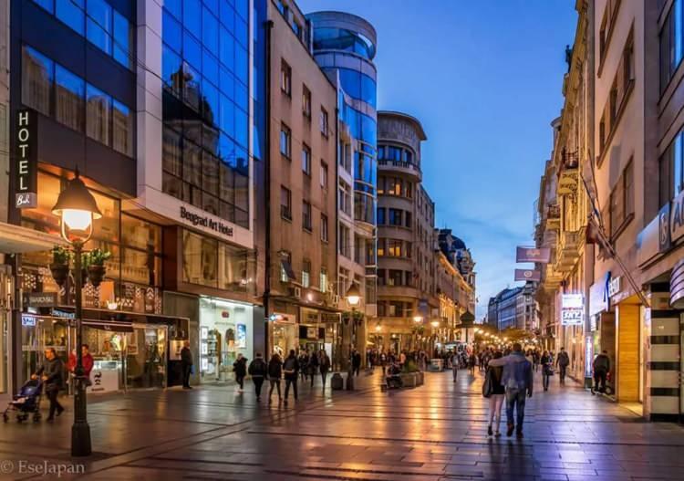 <p>Rusya’nın gaz sevkiyatını azalttığı Avrupa ülkeleri alarma geçti. Hükümetler enerji tüketimini azaltmak için vatandaşIarına “Işığı kapat, klimayı açma, soğuk duş al, hızını azalt ve kravat takma” diyor.</p>

<p> </p>
