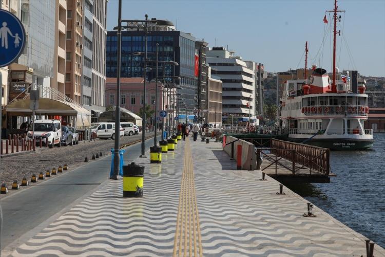 <p>Bunaltıcı hava nedeniyle pek çok kişi dışarı çıkmak yerine klimalı ortamları tercih etti.</p>