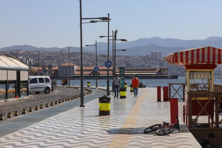 <p>Sıcak hava dalgasının etkili olduğunu belirten Meteoroloji yetkilileri, İzmirlileri güneş ışınlarının dik geldiği saatlerde dikkatli olmaları konusunda uyardı.</p>