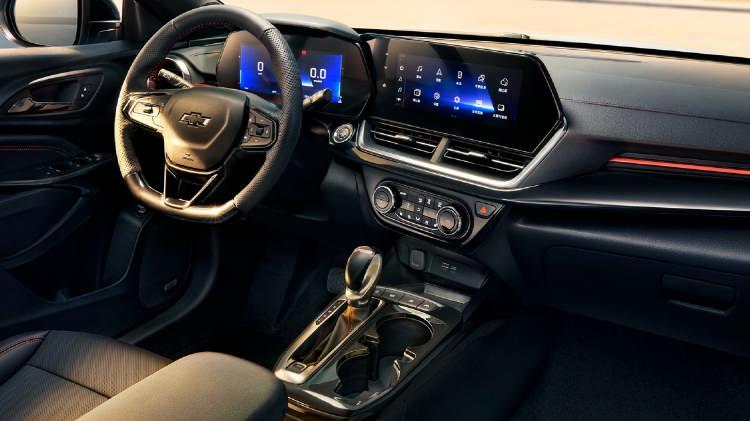 <p>Tamamen dijital yapıdaki gösterge ekranı, araçla ilgili detaylı bilgi de sağlıyor. Kablosuz olarak güncellenebilen bilgi-eğlence ekranı ise kablosuz Apple CarPlay desteğine sahip. Tune Dynamic premium ses sistemi ile gelen Chevrolet Seeker, elektrikli ve ısıtmalı koltuklar ve kablosuz şarj pedi de sunuyor.</p>
