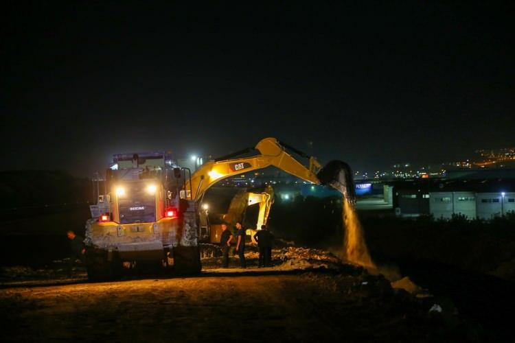 <p>olay yerinde ilgililerden bilgi aldıktan sonra açıklamalarda bulunan Vali Gül, "Atık havuzunun taşması neticesinde otoyolda çok fazla çamur birikmiş durumda. Bu nedenle otoyolda bir tır mahsur kalmıştı. Tır şoförü de kurtarıldı ve burada yanımızda şu an. Çok şükür sağ salim kurtarıldı. Arkadaşlarımız ve ekiplerimiz çamuru başka bir yöne akıtmak için çalışmalarına devam ediyor. Yine bildiğimiz kadarıyla bir araç takla atmış ve içerisindeki 4 kişi yaralı olarak hastaneye kaldırılmış. Bunun dışında bize ulaşan herhangi bir mahsur kalan ya da ölen, hayatını kaybeden vatandaşımız yok. Çok büyük geçmiş olsun. Bütün kurumlar el birliği ile bu süreci koordineli bir şekilde çözmeye çalışıyor. Tahminimize göre 2 saate kadar olay tam anlamıyla açıklığa kavuşmuş olacak. Akan atığın herhangi bir kimyasal özelliği yok" dedi.<br />
Öte yandan bölgedeki çalışmaların yoğunlaştığı ve bir iki saat içerisinde trafik akışının tekrar sağlanmasının amaçlandığı öğrenildi.</p>