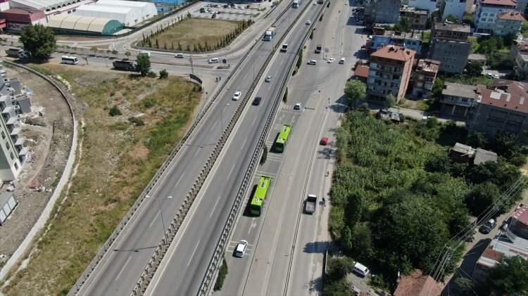 <p>Yaklaşık 10 dakikada şarj edilen otobüsler, tek dolumla 80-90 kilometre yol yapabiliyor. Proje kapsamında ilk etapta 3 Hızlı Şarj İstasyonu oluşturuldu. Devamında ise 3 tane daha yapılacağı söylendi.</p>
