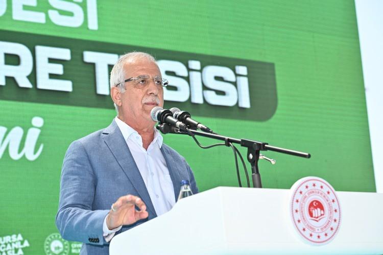 <p>Bursalılara 1,5 milyon metrekarelik yeşil alan sözü vermiştik. Bu hedefimizi Bakanlığımızın da katkılarıyla 3 milyon metrekare olarak güncelledik. Geldiğimiz noktada 1 milyon 421 bin metrekare rakamına ulaştık. Devam eden ve planladığımız çalışmalarla birlikte dönem sonuna kadar 3 milyon metrekareyi de aşan bir yeşil alan Bursa’ya kazandırılmış olacağız” dedi.</p>