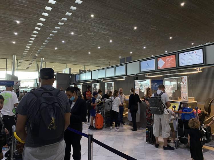 <p>Tatil sezonunun başlamasıyla hazirandan bu yana bölge ülkelerinden karşılıklı olarak artan uluslararası uçuşlar, Kovid-19 nedeniyle personelin azaldığı ve mevcut çalışanların grev yaptığı birçok havalimanında krize yol açtı.</p>
