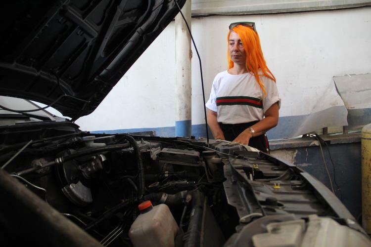 <p><strong>BAKIMINI YAPTIRMIŞTIM</strong></p>
<p> </p>
<p>İnternet üzerinden galeride satışa sunulan bir otomobili beğendiğini ve almaya karar verdiğini dile getiren Gamze Benzer, kendi aracını ve üzerine bir miktar para verdikten sonra otomobili satın aldığını söyledi. Aldığı otomobili fazla kullanmadığını ve 5'inci günde motor arızası verdiğini dile getiren Benzer, “Araç iyi görünüyordu. Hareket haindeyken yolda kaldım. Aracın suyunun bittiği ve bu nedenle hararet yaptığını söylediler. Fakat ben aracın bakımını 3 gün önce yaptırmıştım. Ne kadar bana aracın sağlam olduğunu söyleseler de bakımını yaptırmıştım. Aracın motoru gitti. Kendi aracımın üzerine verdiğim para kadar, bu motorun yapılması içinde para ödemem gerekiyor” diye konuştu.</p>