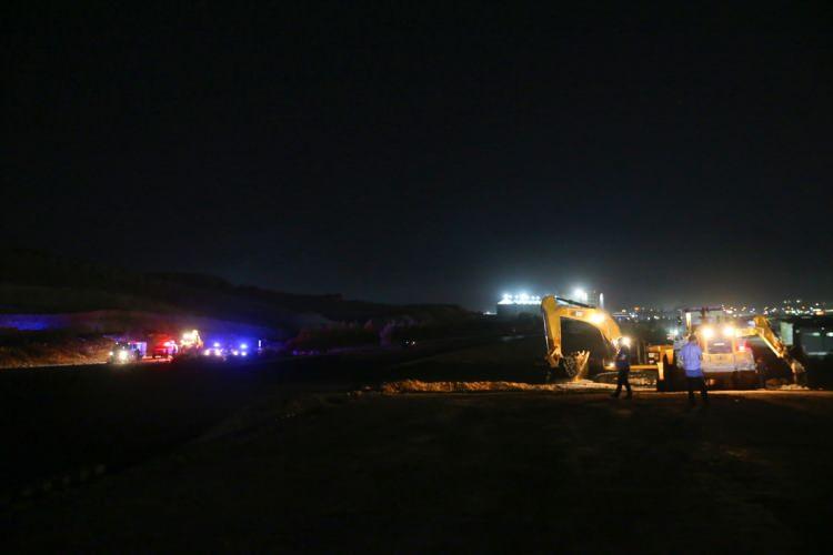<p>OSB'nin atık su arıtma tesisindeki bazı pompalarda henüz bilinmeyen bir nedenle arıza meydana geldi. Arıza nedeniyle atık suların taşındığı setlerde taşma yaşandı.</p>