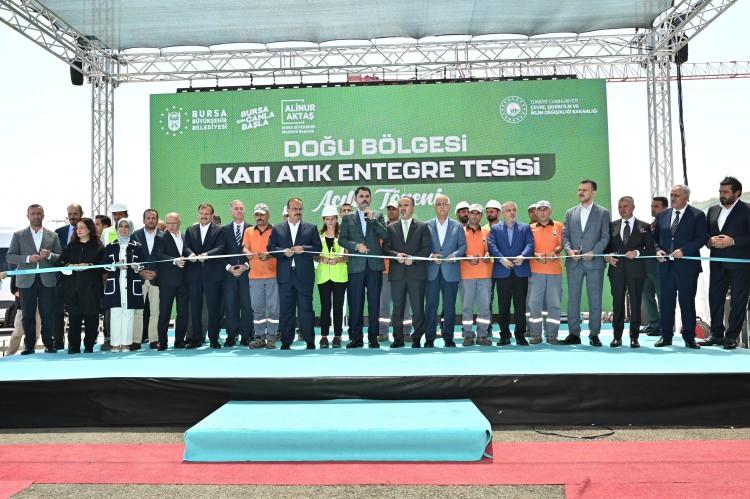 <p>Tesisin ilk etabının 2024 yılında devreye alınması hedeflenmektedir. Biz aynı zamanda eski tesisin olduğu yerde dönem başında çok iddialı bir söz verdik. 11 mahallenin çeperinde olan 300 bin nüfusu etkileyen ve şehrin tam göbeğinde kalan bu tesisi kaldırma hedefi belirlemiştik. Aldığımız destek ve katkılarla hep beraber Batı Katı Atık Entegre Tesisi’ni, Bursa’ya aynı sanayi tesisi gibi kazandıracağız. Çevre, Şehircilik ve İklim Değişikliği Bakanlığı’ndan ciddi destek alıyoruz. Yeşil her şehre yakışıyor ama yeşil Bursa’ya ayrı yakışıyor. Bursa yeşille özdeşleşmiş bir şehirdir. Bir miktar kaybettiğimiz yeşili tekrar kazanma arzumuz var. Bu tesis de onun bir parçasıdır” dedi.</p>