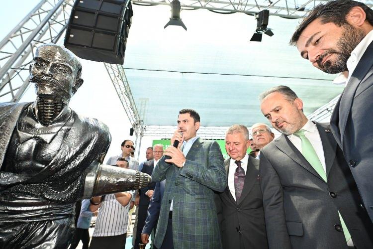 <p>2 milyarlık yatırım</p>
<p>Çevre Şehircilik ve İklim Değişikliği Bakanı Murat Kurum da bugün Bursa’ya toplam yatırım bedeli 2 milyar liraya ulaşan; 3.689 konut ve 541 dükkânın yer aldığı 6 proje ile 15 altyapı projesini armağan edeceklerini söyledi. Dünyanın en büyük çevre sorunlarının başında hiç şüphesiz iklim değişikliğinin geldiğini dile getiren Bakan Kurum, bir Akdeniz ülkesi olan Türkiye’nin de iklim değişikliğinden en çok etkilenen ülkeler arasında yer aldığını hatırlattı. </p>