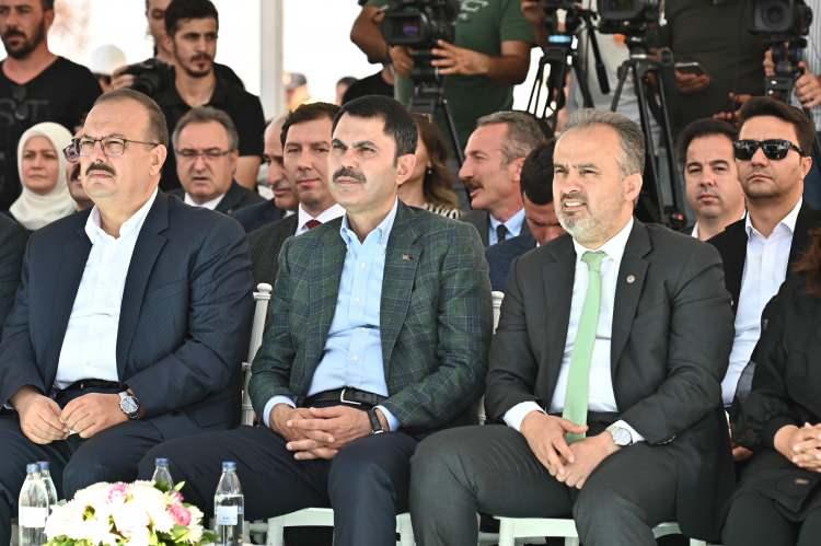 <p>Bu proje ile hem elektrik enerjisi üretiliyor hem de sahaya giden atık miktarı yarı yarıya düşürülüyor. Tesise gelen karışık belediye atıkları ‘cinslerine göre’ mekanik ayırma tesisinde tasnif edildikten sonra, organik atıklar biyogaz tesisine alınarak metan gazından elektrik üretiliyor. Bakiye atıklar düzenli depolama alanına, kalorifik değeri olan atıklar ‘atıktan türetilmiş’ yakıt hazırlama tesisine, geri kazanımı mümkün atıklar ise lisanslı firmalara gönderiliyor. </p>