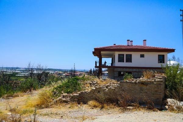 <div>'36 YILLIK EMEĞİM KÜL OLDU'</div>

<div> </div>

<div>Urkiye Özen de yarım saatte tüm evini ve ağaçlarını kaybettiğini söyledi. 36 yıllık birikimini kaybettiğini belirten Özen, bugünlerde yangından geriye kalan birkaç tavuk ve hindiyi besleyerek vakit geçiriyor. İnşası tamamlanan iki katlı evine geçen Özen, "36 yıllık emeğim kül oldu. Hiçbir şey kalmadı. </div>

