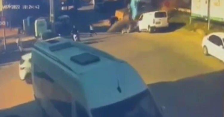 <p>Toplamda 8 aracın karıştığı kazada ticari taksi sürücüsü Osman Aras ağır yaralanırken, başka bir otomobil sürücüsü de yaralandı. İhbar üzerine bölgeye çok sayıda ambulans, polis, AFAD, ve itfaiye ekipleri sevk edildi.</p>