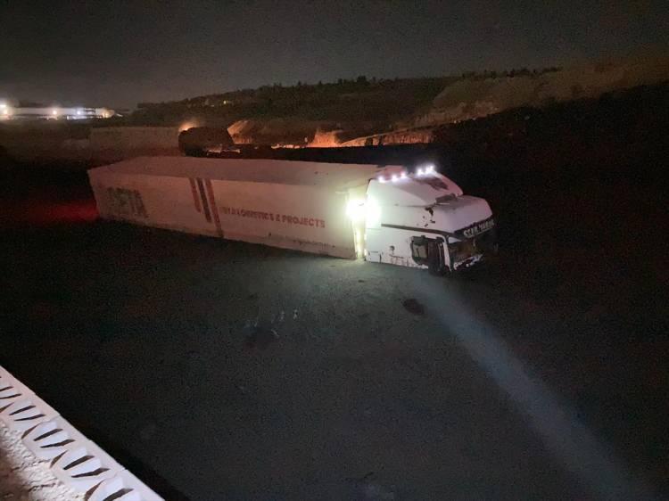 <p>Suyun içerisinde kalan tırın sürücüsü İrfan Bodur, gazetecilere, otoyolda ilerlerken önündeki otomobilin takla attığını dile getirerek, "Frene basıp durduktan sonra arabadan indim. Suyu görünce arabayı bırakıp kaçtım. Araba suyun içinde kaldı. Önümde kaza yapan aracın içindekiler çıkamadı. İçindekilere ne oldu bilmiyorum." dedi.</p>