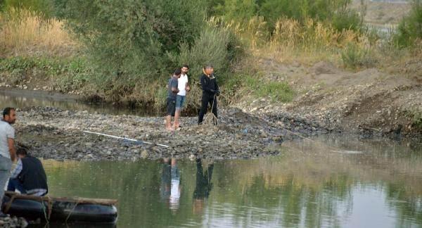 <p>Mücahit Keser kıyıya çıkarken, akıntıya kapılan Aydın Tutkal ise gözden kayboldu. İhbarla bölgeye sağlık, AFAD, UMKE ve jandarma ekipleri sevk edildi.</p>