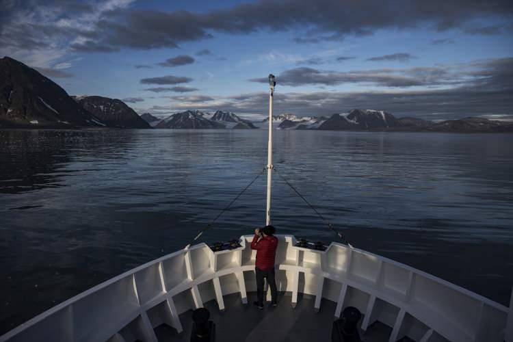 <p>Norveç bayraklı PolarXplorer Araştırma gemisi kaptanı Harry Johannessen, Türkiye’nin bu etkinliği vasıtasıyla ilk defa bilim insanlarıyla çalışma yaptığını ifade ederek "Araştırmalar sonucunda ortaya konulan ve okyanuslar için kötü olan mikroplastiklerin varlığını bilmek hiç hoşuma gitmiyor. Bu durdurulmalı, bütün kirleticilerin Arktik Okyanusu’na geliyor olması çok üzücü" yorumunu yaptı.</p>