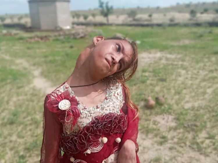 <p>BBC’nin haberine göre Pakistan'ın Sindh eyaletinde ve yedi kardeşin en küçüğü olan Afsheen Gul hiç okula gitmedi veya arkadaşlarıyla oynamadı.</p>
