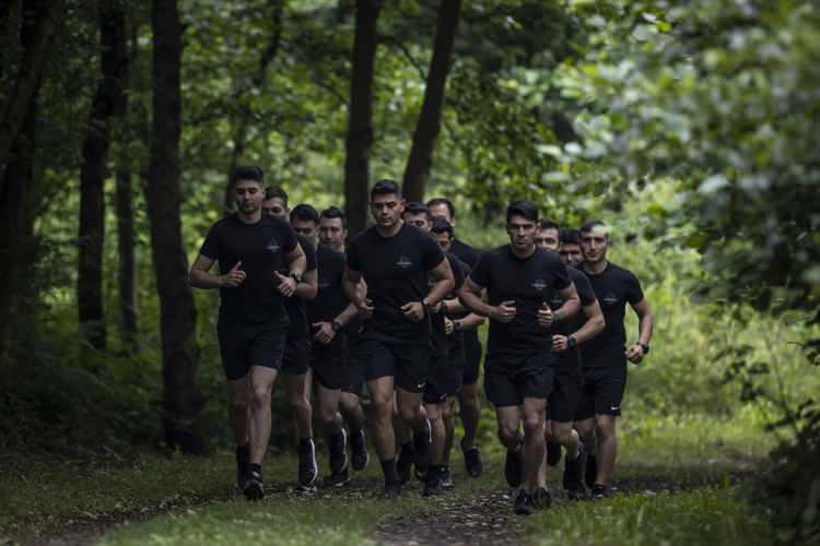 <p>Türk Silahlı Kuvvetlerinin Özel Kuvvetler Komutanlığı ile özel harekat icra eden ilk ve tek deniz komando birliği olan Sualtı Taarruz (SAT) komandoları, her şartta ve koşulda ülke menfaatlerinin korunması için yarım asrı aşkın süredir her görevi başarıyla icra ediyor.</p>