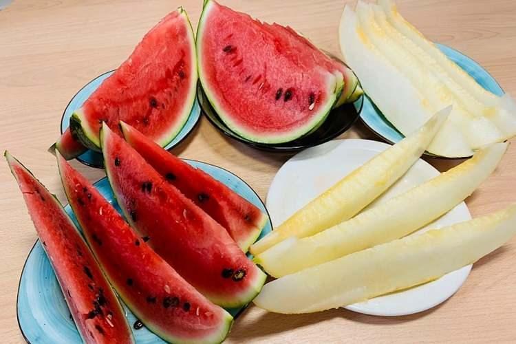 <p><strong>Kavun ve kapruzda adeta bu sağlık sorununa şifa olmak için yaratılmıştır. </strong></p>
<p> </p>
<p><strong>Vücutta ödem birikmesini öneleyerek bölgesel kilo sorunun yaşanmasını azaltır. </strong></p>