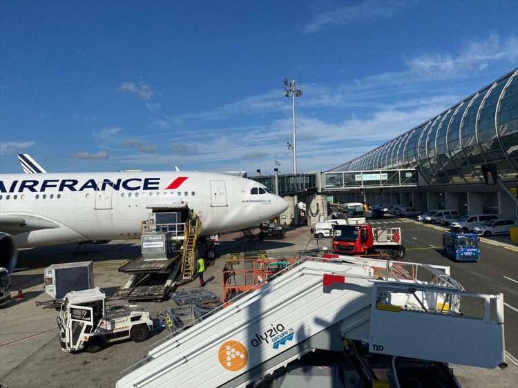 <p><strong>Amsterdam Havalimanı'nda uçuşların yüzde 41,5'inde gecikme yaşandı</strong></p>
<p>Hollanda'nın Amsterdam Schiphol Havalimanı yetkilileri nisandan bu yana devam eden yoğunluğa çözüm bulmakta zorlanıyor. </p>
