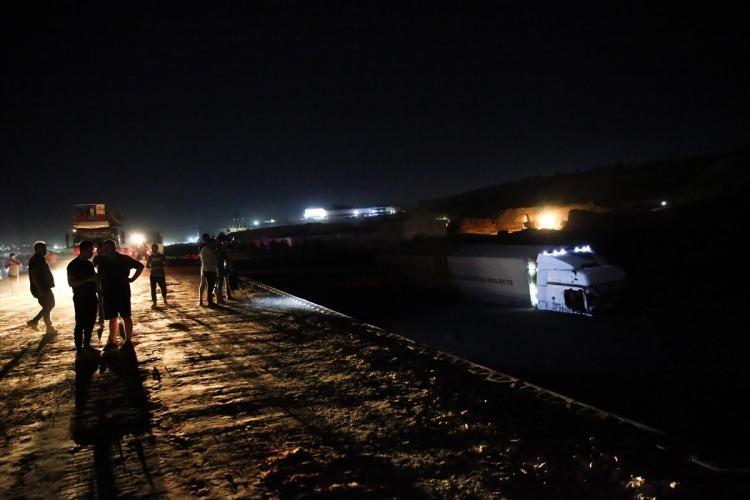 <p>Gaziantep Organize Sanayi Bölgesi (OSB) atık su arıtma tesisindeki setlerin taşması sonucu, Tarsus-Adana-Gaziantep Otoyolu'nda (TAG) ulaşım durdu.</p>