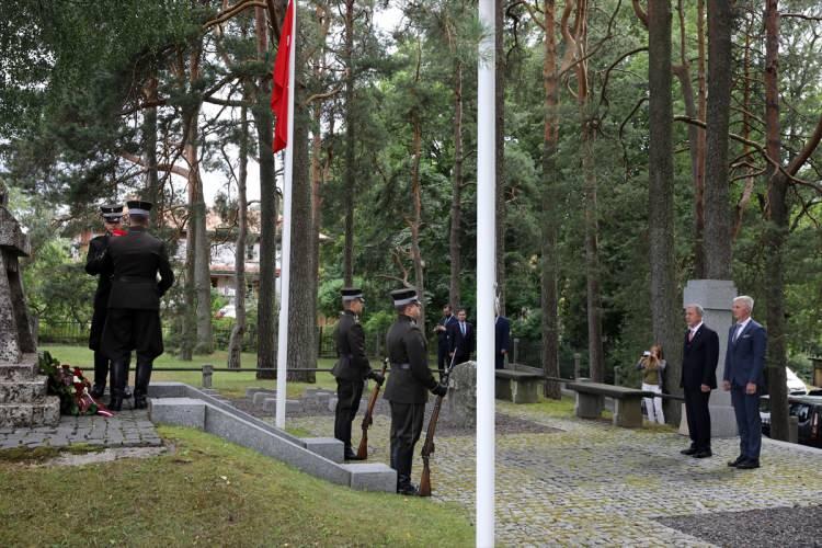 <p>Törenin sonunda Bakan Akar, şehitliğin bakımına yönelik katkılarından dolayı Cesis Belediyesi yetkililerine teşekkür etti.</p>