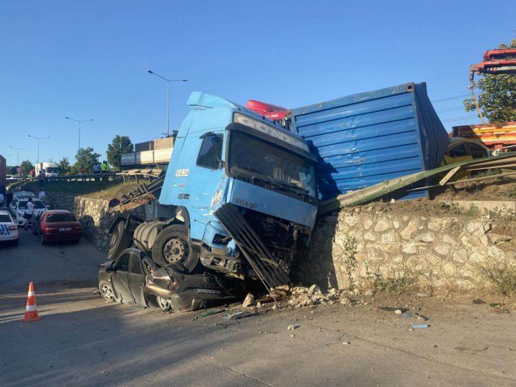 <p>Bursa’da sürücüsünün kontrolünden çıkarak köprüden uçan tır, iki otomobilin üzerine düştü. Arkadan gelen 5 aracın da duramayarak birbirine çarptığı kazada 1 kişi hayatını kaybetti, 1 kişi de yaralandı.</p>
