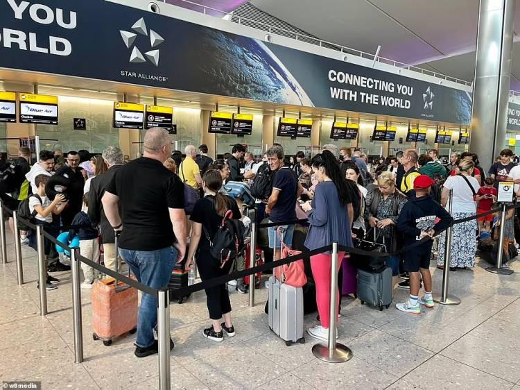 <p>Öte yandan, Heathrow’un işletmeciliğini yapan şirketlerden Aviation Fuel Services (AFS) işçilerinin de maaşlarında iyileştirme talepleri kabul edildi.</p>

