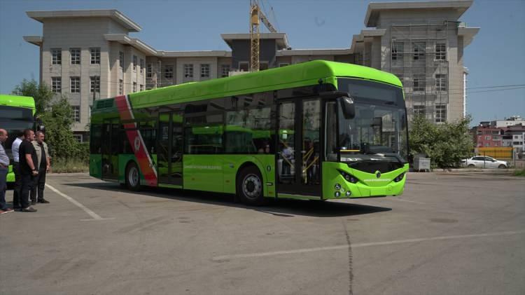 <p>Samsun'da hizmet verecek olan ve pillerini ASELSAN'ın yapacağı yerli üretim elektrikli otobüslerin test sürüşlerine başlandı. Her şey yolunda giderse otobüsler ilk kez 30 Ağustos'ta TEKNOFEST Karadeniz kapsamında kullanılacak.</p>
