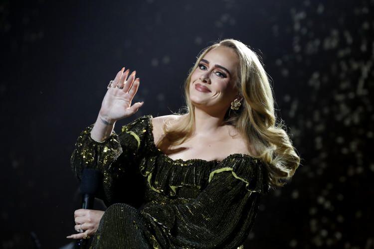 <p><strong>Dünyanın en güçlü seslerinden biri olan Adele, daha önce sağlık sorunları nedeniyle iptal ettirdiği Los Vegas konserlerine yeni bir takvim hazırladı. Bilet fiyatlarını ise artırdı. </strong></p>
