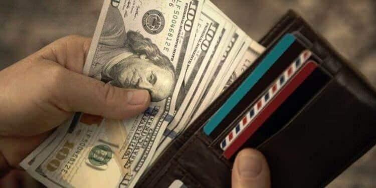 <p>Fed'in faiz artırım kararının ardından dün akşam 16.90'ın altına gerileyen dolar/TL yeni güne 17.87 liradan başladı.</p>