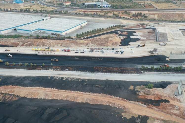 <p>Gaziantep Organize Sanayi Bölgesi'nin (OSB) atık su arıtma tesisindeki setlerin taşması sonucu ulaşıma kapanan Tarsus-Adana-Gaziantep Otoyolu'ndaki (TAG) atık çamurun tahliyesinin ardından ulaşım yeniden başladı.</p>