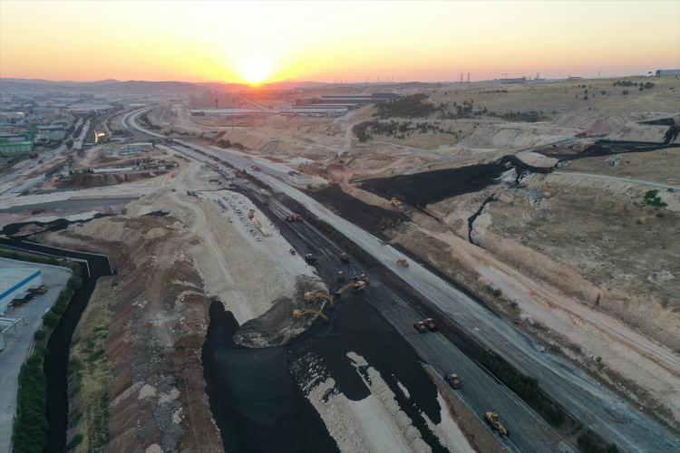 <p>Derinliği yer yer iki metreyi bulan suyun otoyolda yaklaşık bir kilometrelik alanı kaplamasıyla bir tır çamur birikintisinin içinde kaldı.</p>
