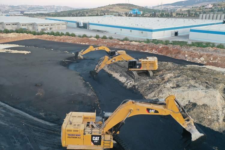 <p>Biriken atık su yüzünden otoyolun Gaziantep bölümünde ulaşım iki yönlü sağlanamıyor. Olayın hemen ardından alternatif yollar belirleyen ekipler, bekleyen araçları bu yollara yönlendirdi.</p>
<p> </p>