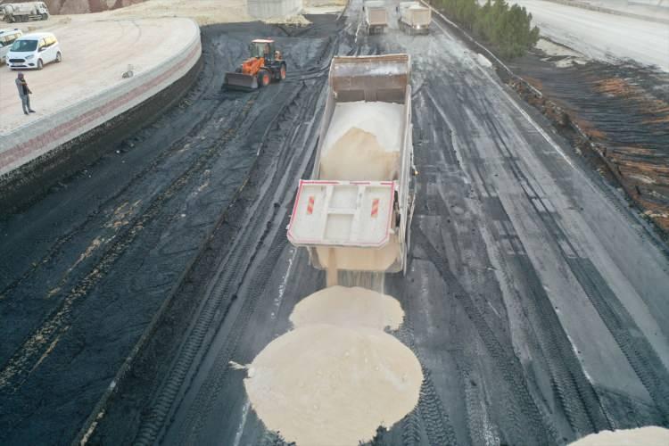 <p>Tali yollardan atık su birikintisinin olduğu alana ulaşan onlarca iş makinesi, otoyolun çevresindeki dağlık yerlerden delikler açarak suyu tahliye ediyor.</p>
<p> </p>