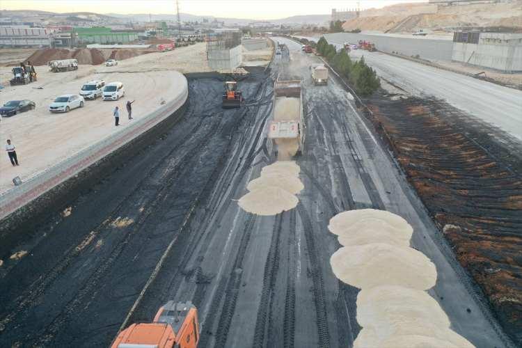 <p>Gaziantep Organize Sanayi Bölgesi'nin (OSB) atık su arıtma tesisindeki setlerin taşması sonucu ulaşıma kapanan Tarsus-Adana-Gaziantep Otoyolu'ndaki (TAG) çamurlu suyun tahliyesi devam ediyor. Çamurun önemli bölümünün tahliyesinin tamamlandığı bölgeye, kamyonlarla kum getirilmeye başlandı. </p>