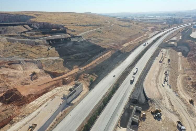<p>Yaklaşık 36 saatlik mücadelenin ardından çalışmalarını tamamlayan ekipler, otoyolu çift yönlü olarak trafiğe yeniden açtı.</p>