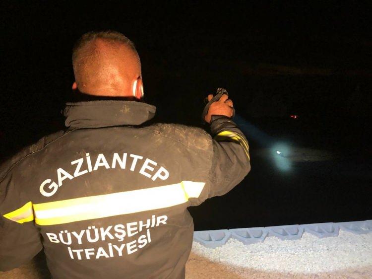 <p> İtfaiye ekipleri, ısıya duyarlı dron ile çamur yığını altında araç ya da insan kalıp kalmadığını kontrol ediyor.</p>