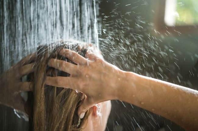 <p><strong>SOĞUKLA YIKANIN</strong></p>

<p>Almanya'nın Hannover şehri, kamu binaları, yüzme havuzları, spor salonlarında sıcak suyu kesti. Enerji tasarrufu için halka açık çeşmeler kapatılıyor.</p>
