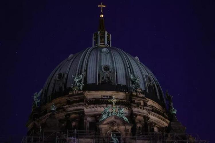 <p>Daha önce geceleri aydınlatılan anıtlar arasında Tiergarten parkındaki Zafer Sütunu, Breitscheidplatz'daki Memorial Kilisesi ve Yahudi Müzesi gibi önemli tarihi binalar vardı.</p>