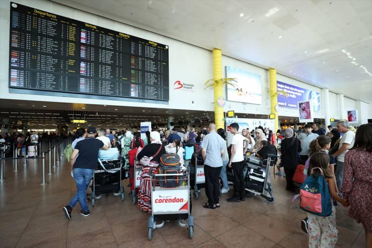 <p>Uçuş iptallerinin hava yolu şirketi ve havalimanı çalışan sayısının eksikliğinden kaynaklandığı kaydedildi. Lufthansa, haziran ayında da uçuşlarının yüzde 4'ünden fazlasını iptal etmişti.</p>
