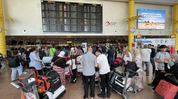 <p>Hollanda Kraliyet Havayolları KLM'nin yer hizmetleri görevlilerinin 23 Nisan sabahı başlattığı grev sona ermesine rağmen Amsterdam Schiphol Havalimanı'nda valizlerin birikmesi, gecikmesi ve kaybolması sorunu hala çözülemiyor.</p>