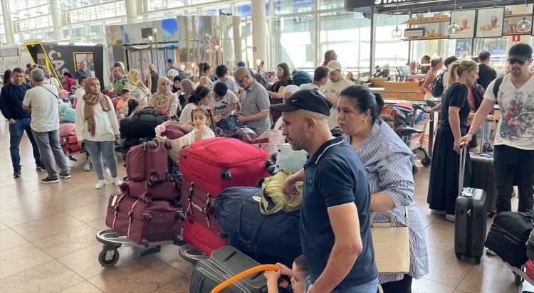 <p>Kovid-19 salgını sırasında çalışan sayısını 4 bin azaltan Frankfurt Uluslararası Havalimanı'nda (FRA) temmuz ayı itibarıyla yapılması beklenen uçuşların yüzde 7,8'i iptal edilirken, yüzde 68'inde gecikme yaşandı.</p>